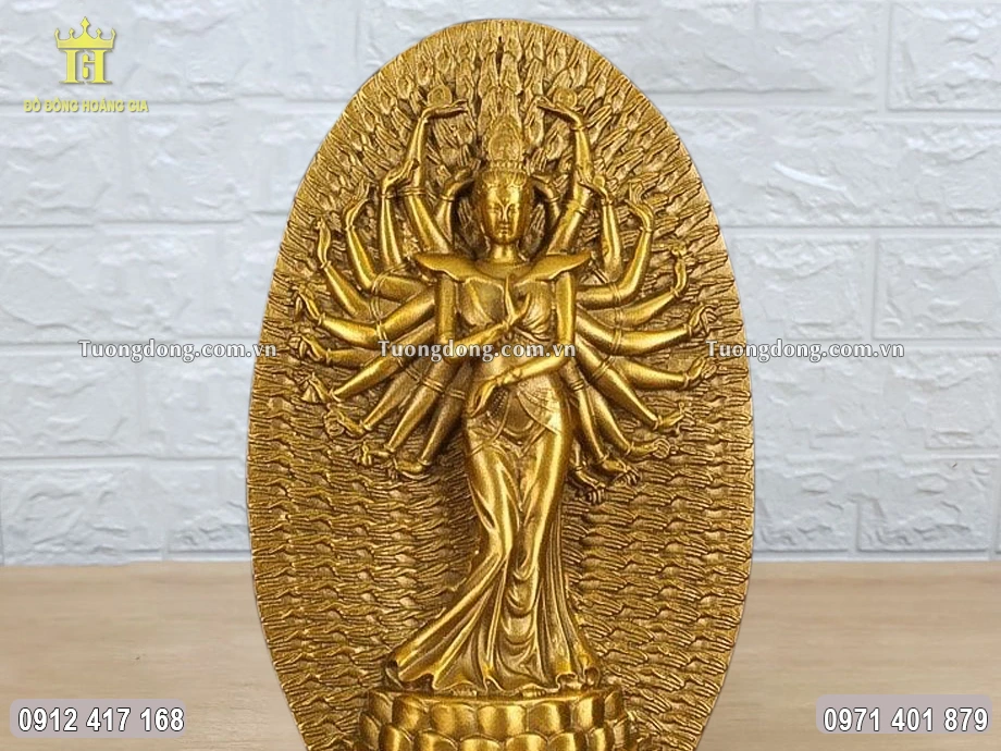 Gương mặt Phật bà được chạm khắc sắc nét